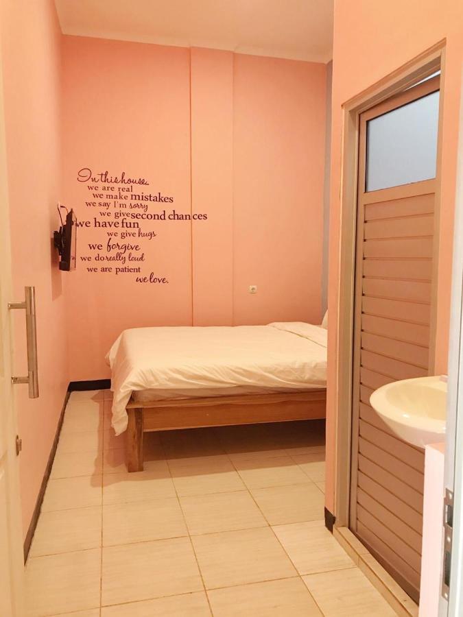 Roomz Budget Residence Semarang Exterior photo